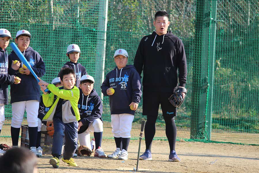 野球未経験児童を対象とした野球体験会を開催したDeNA・筒香嘉智【写真：広尾晃】