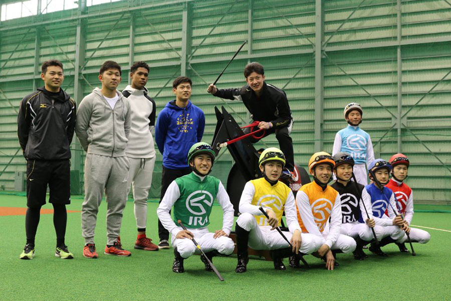 日本ハム高卒新人5選手がJRA競馬学校の生徒と交流【写真提供：北海道日本ハムファイターズ】