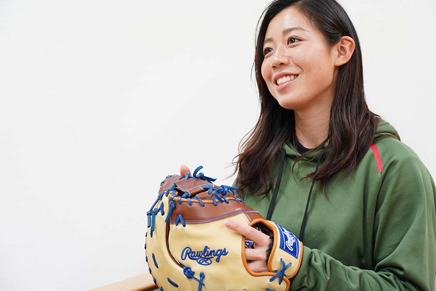ミットへのこだわりを語る京都フローラ・奥村奈未【写真提供：日本女子プロ野球リーグ】