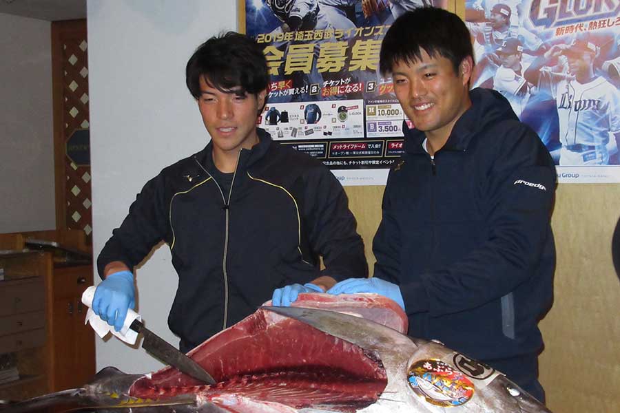 マグロの解体を体験した西武・山野辺翔（左）、松本航【写真：安藤かなみ】