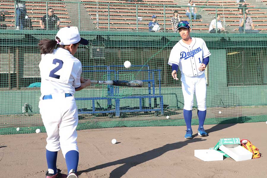 中日が小学生を対象に野球教室を開催【写真：荒川祐史】