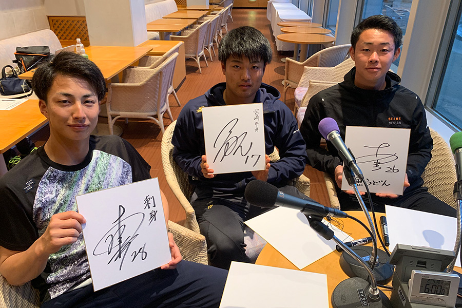 西武の新人3投手、森脇亮介・松本航・粟津凱士（左から）【写真提供：文化放送】