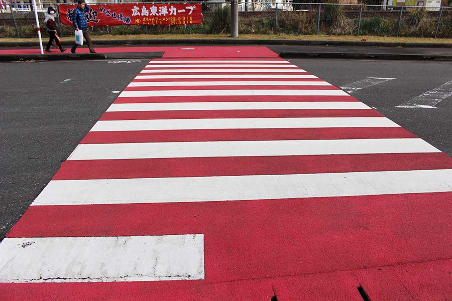 「カープ一本道」では横断歩道までもが赤で塗装されている【写真：広尾晃】