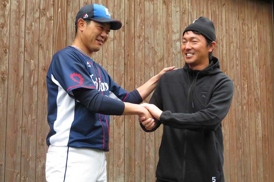 西武キャンプを訪れた広島・長野久義（右）と内海哲也【写真：岩国誠】
