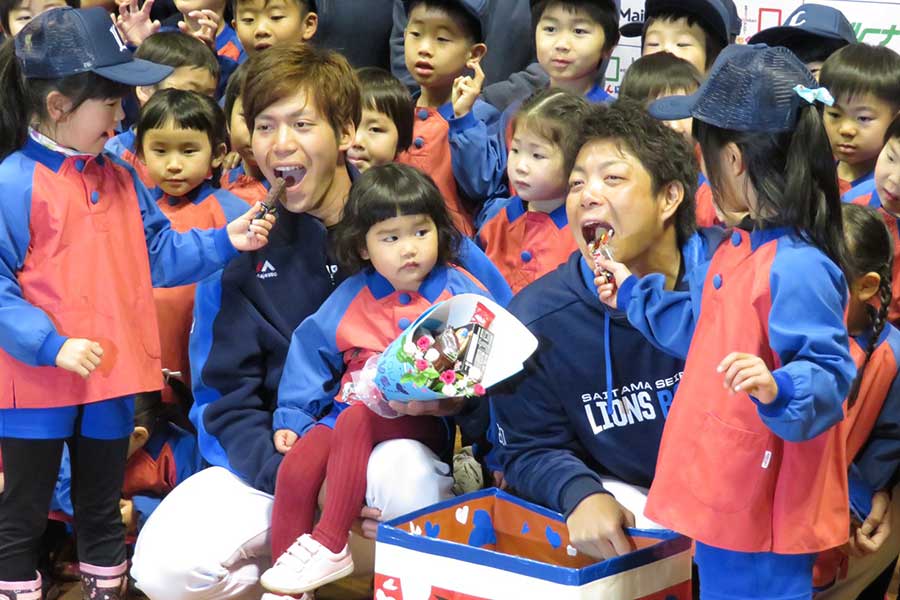 園児たちからプレゼントを受ける西武の齊藤大将（左）と高木勇人【写真：岩国誠】