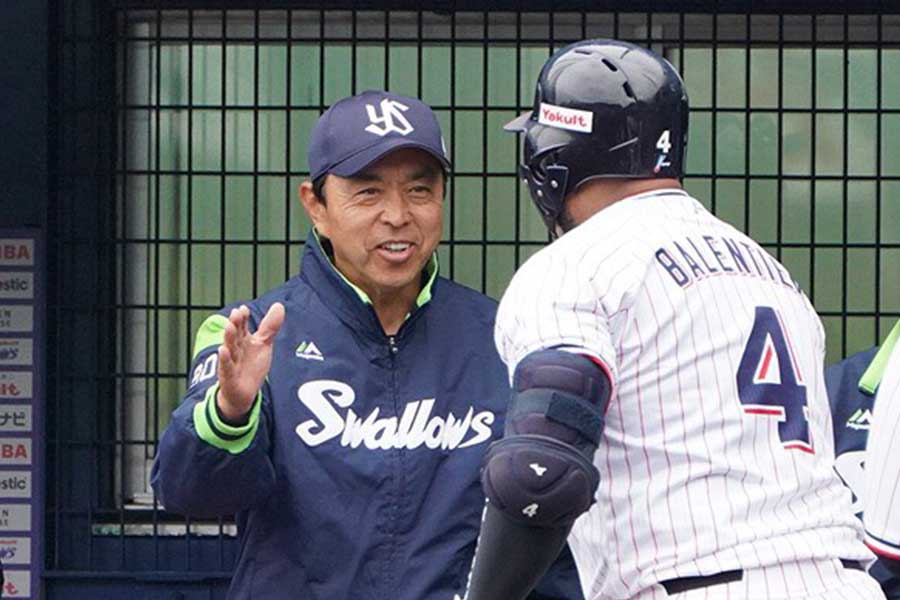 先制2ランを放ったヤクルトのウラディミール・バレンティン(右)【写真：荒川祐史】