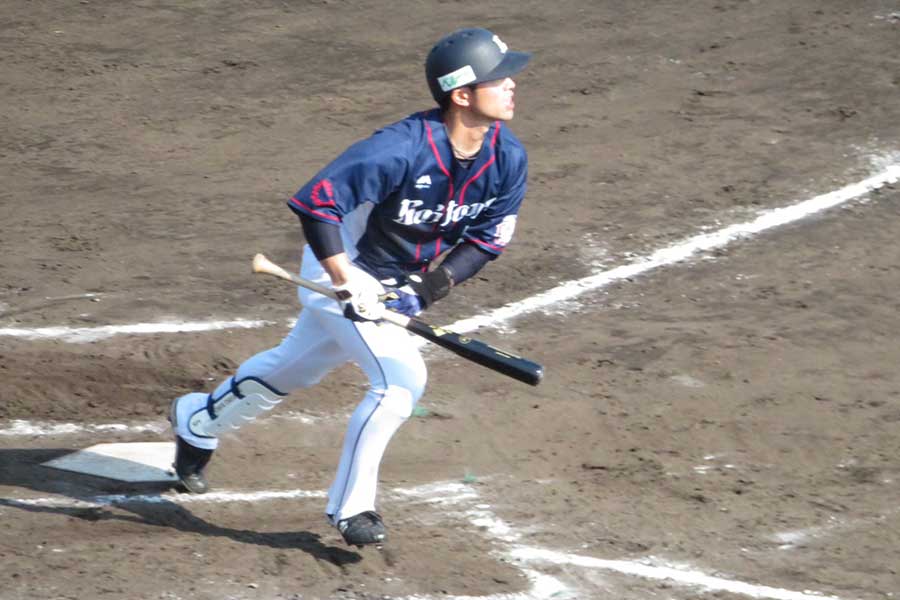 三塁打を放った西武・外崎修汰【写真：岩国誠】