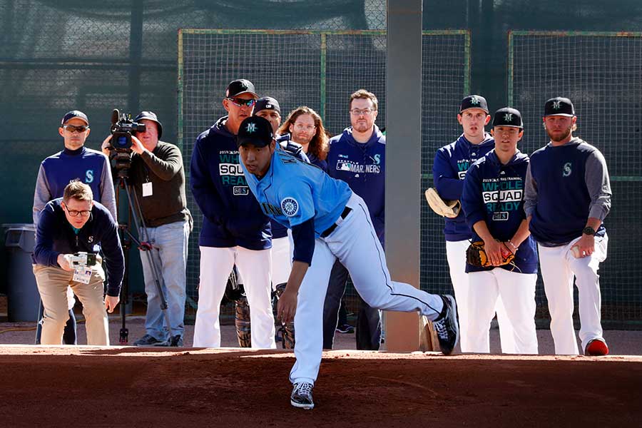 マリナーズ・菊池雄星の投球を見つめるイチロー（左）【写真：田口有史】