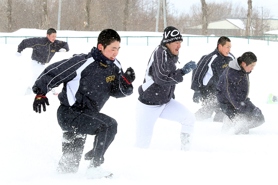 雪上練習を行う札幌大谷の選手たち【写真：編集部】