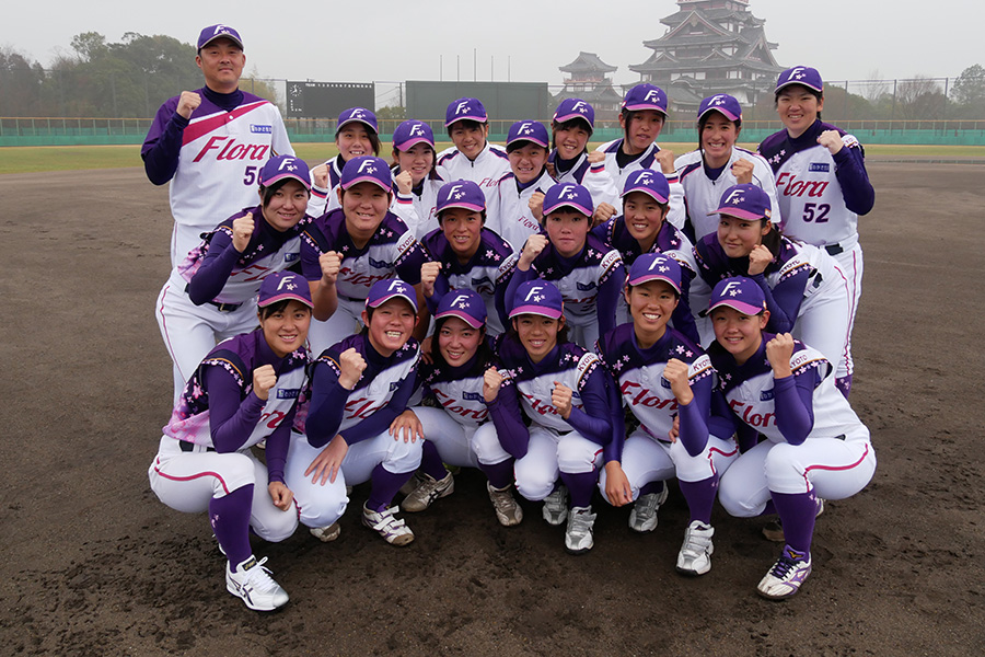 京都フローラの監督と選手たち【写真提供：日本女子プロ野球リーグ】