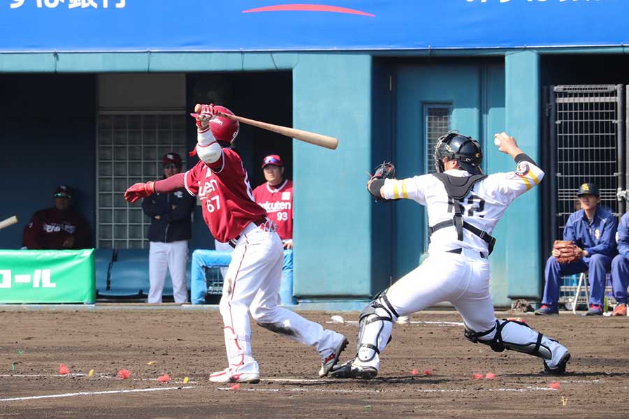 2連続で盗塁を阻止したソフトバンク・甲斐拓也【写真：福谷佑介】