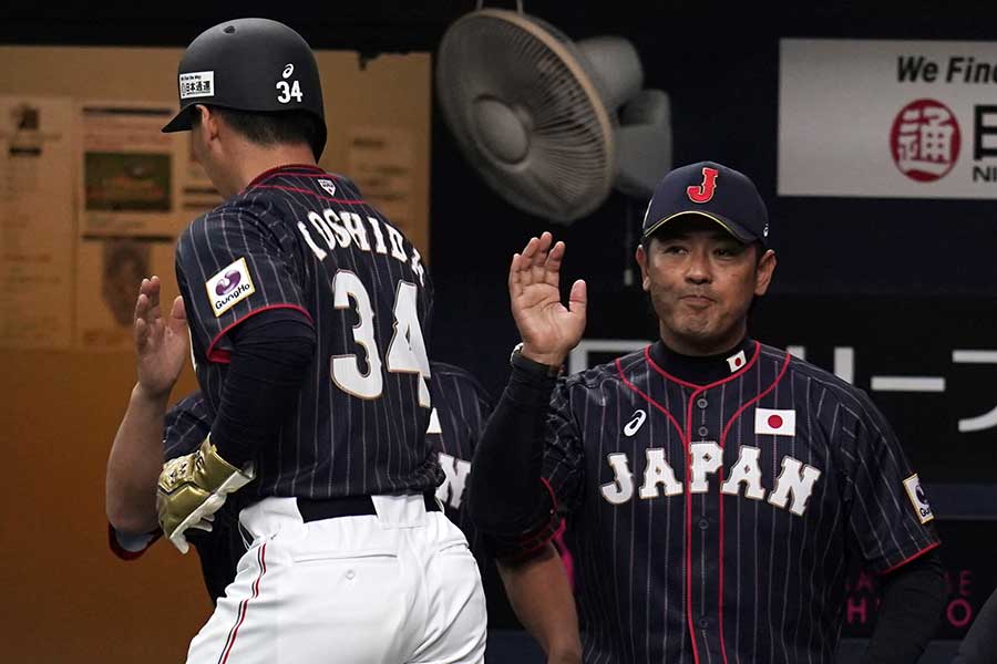 オリックス・吉田正尚（左）を迎え入れた侍ジャパン・稲葉監督【写真：Getty Images】