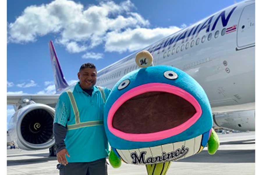 ロッテOBで現在はハワイアン航空に勤務するベニー氏とロッテのオフィシャルキャラクター「謎の魚」【写真提供：千葉ロッテマリーンズ】