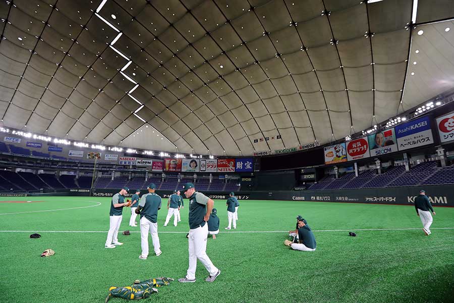 日本での開幕戦に向け東京ドームで練習を行うアスレチックスの選手たち【写真：Getty Images】
