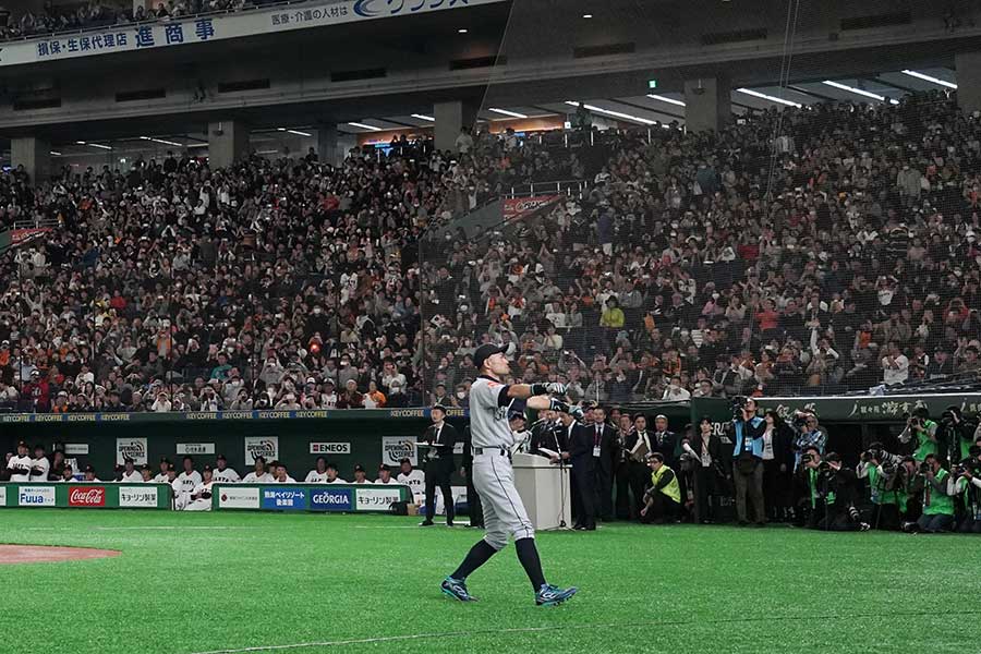 東京ドームの観客から大歓声を浴びたマリナーズ・イチロー【写真：Getty Images】