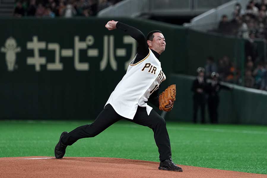 始球式を務めた桑田真澄氏【写真：Getty Images】