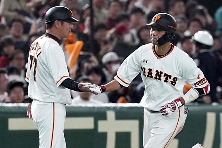 今季三塁ベースコーチを務めている巨人・元木大介内野守備兼打撃コーチ（左）【写真：AP】