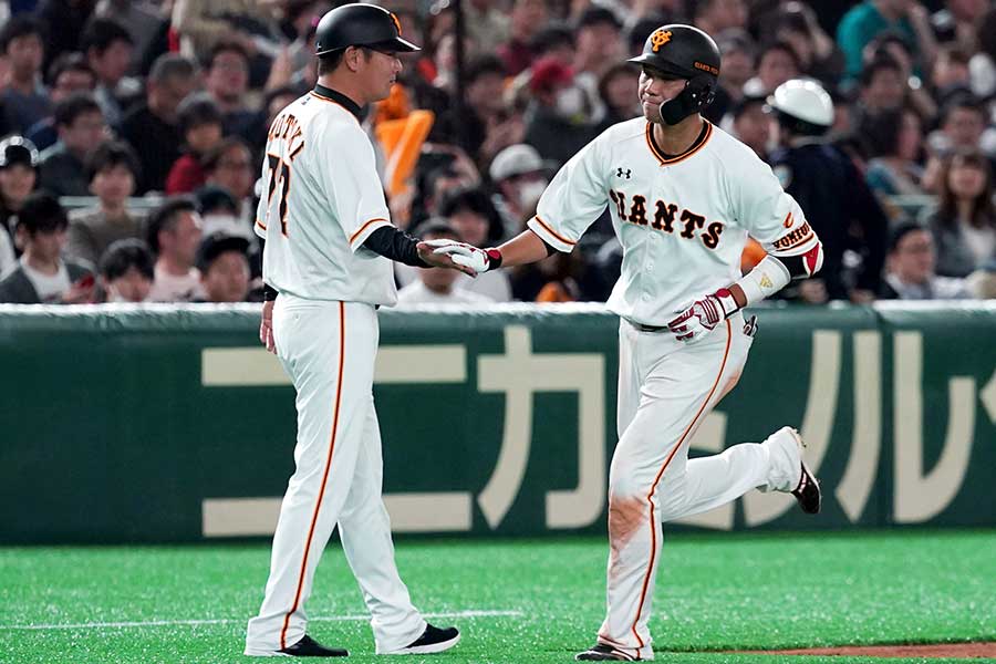 本塁打を放った巨人・坂本勇人【写真：AP】