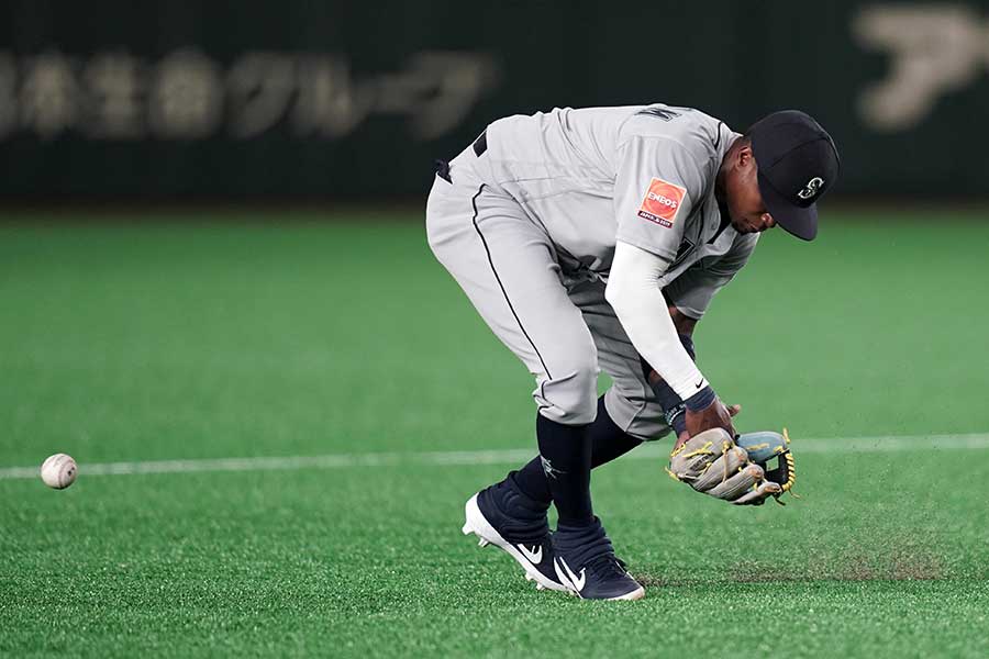 マリナーズの選手が東京ドームのリニューアルされた人工芝に悪戦苦闘【写真：Getty Images】