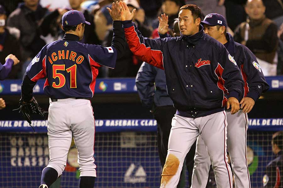 WBCではチームメイトだったイチロー（左）と松中氏【写真：Getty Images】