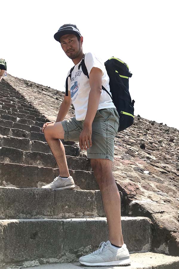 メキシコシティを訪れた際には近郊の遺跡テオティワカンのピラミッドに登った【写真：福岡吉央】