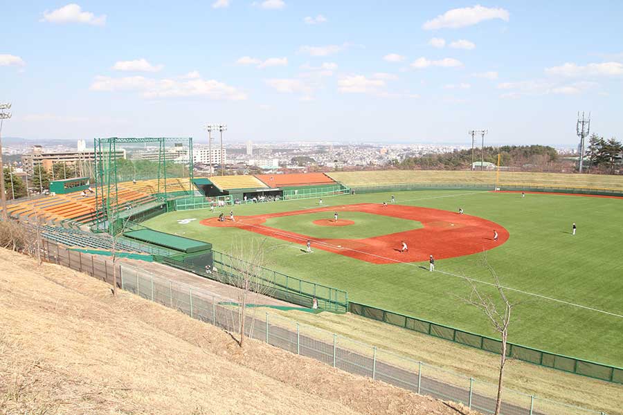 全面人工芝にリニューアルされた東北福祉大の野球場【写真：高橋昌江】