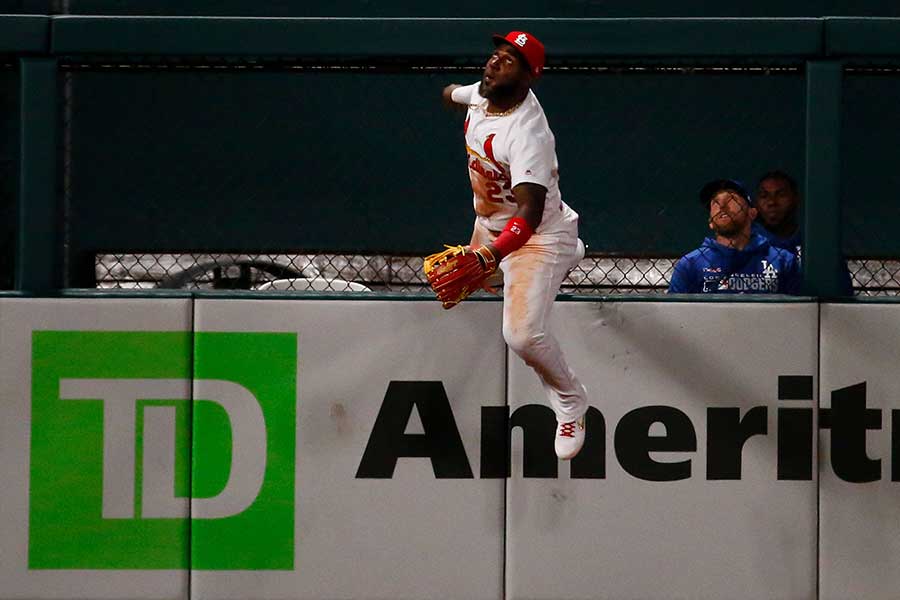 捕球を試みたカージナルスのマルセル・オズナ【写真：Getty Images】