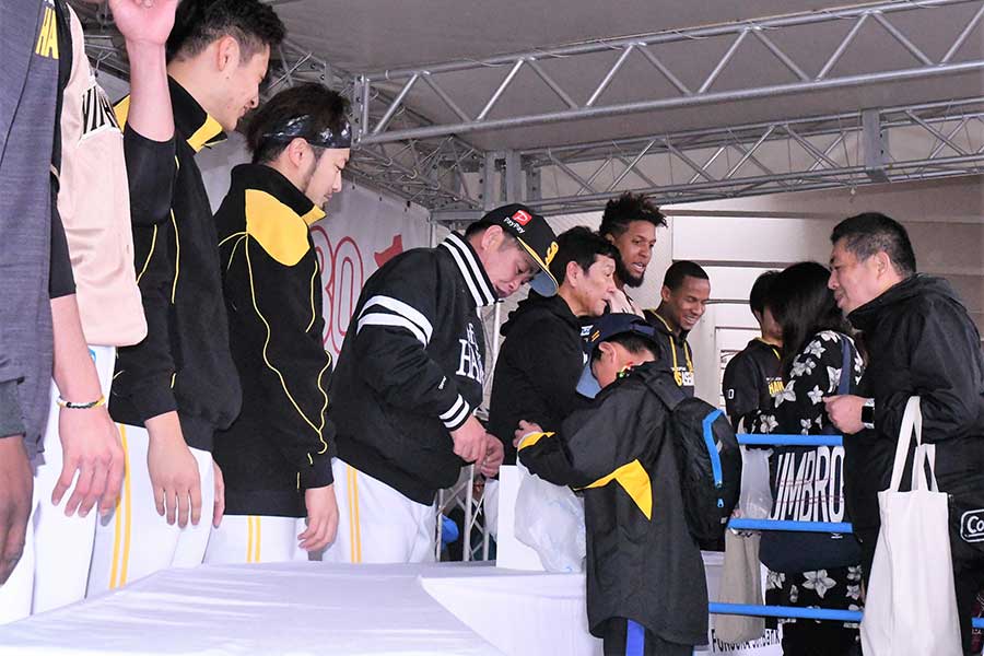 ソフトバンク、日本ハムの監督、選手たちが募金を呼びかけた【写真：藤浦一都】