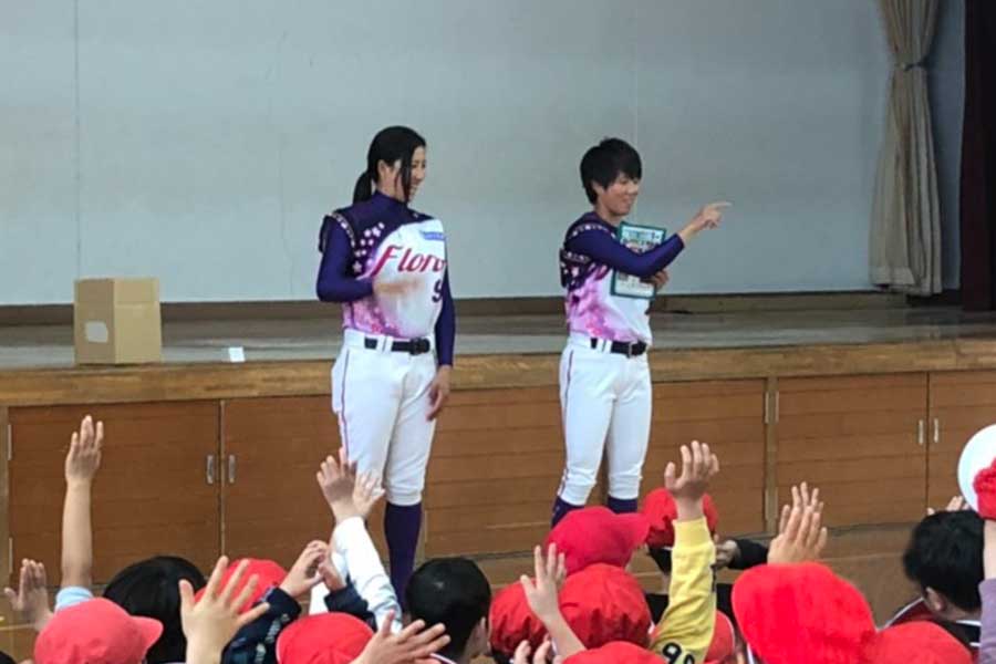 京都フローラは京都市内の児童と交流を図っている【写真提供：日本女子プロ野球リーグ】