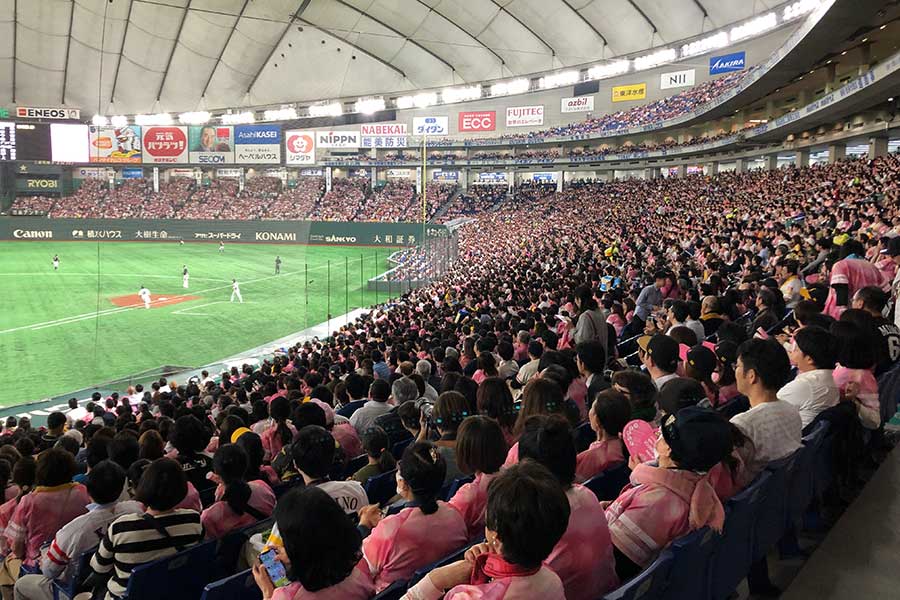 ピンク色のユニホームを着用した女性ファンで溢れた東京ドーム【写真：荒川祐史】
