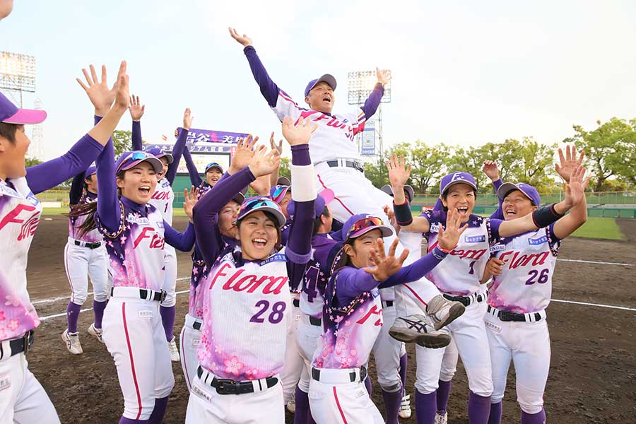胴上げをされた京都フローラ・川口監督と選手たち【写真提供：日本女子プロ野球リーグ】