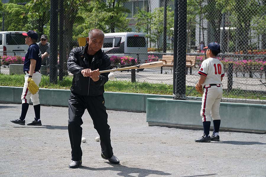 少年野球の未来を考えながらノックを打つ元巨人スコアラーの三井康浩氏【写真：編集部】