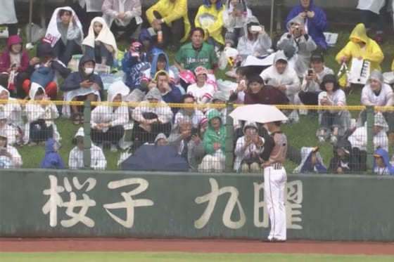 ハム西川、試合中に傘をさして客席のファンと談笑!? 
