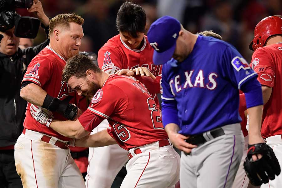 サヨナラ勝ちを喜ぶエンゼルス・大谷翔平（中央）【写真：AP】