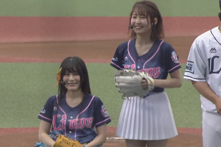 始球式に登場した仮面女子の猪狩ともかさん（左）、SKE48の惣田紗莉渚さん【画像：(C)PLM】