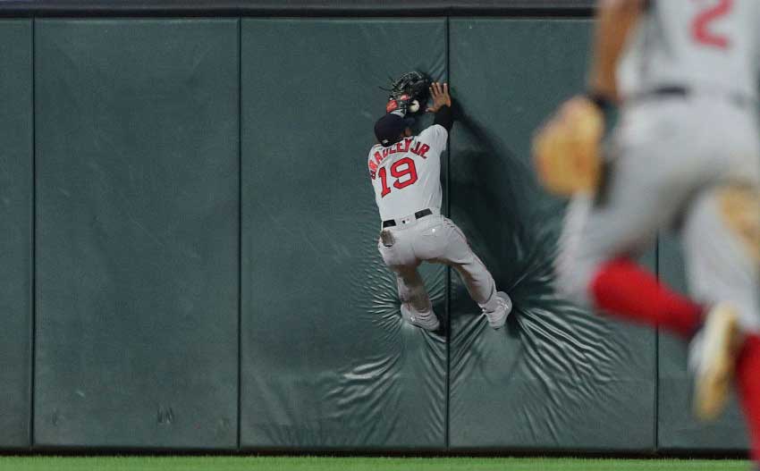 打球を好捕したレッドソックスのブラッドリーJr.【写真：Getty Images】