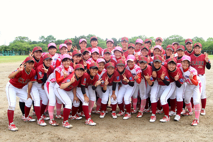 クラーク女子野球部と女子プロ野球・レイアのメンバー【写真：高橋昌江】