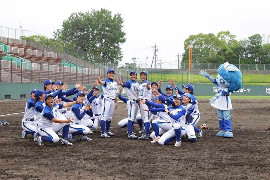 愛知ディオーネの選手たち【写真提供：日本女子プロ野球リーグ】