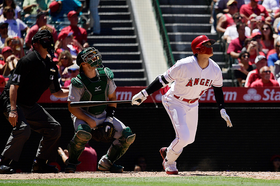 本拠地アスレチックス戦で2本塁打を放ったエンゼルス・大谷翔平【写真：AP】