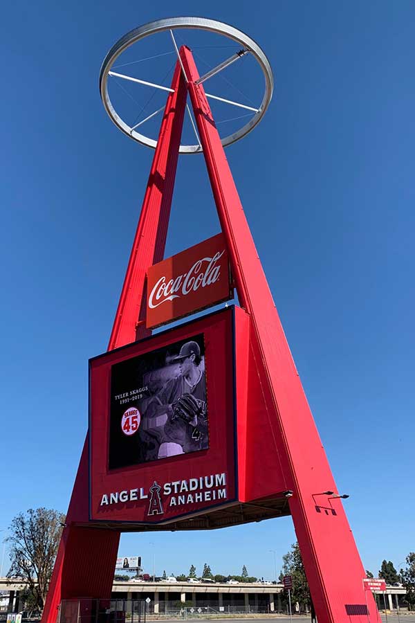 スカッグスの写真が表示されたエンゼルスタジアム駐車場の通称「Big-A」【写真：盆子原浩二】