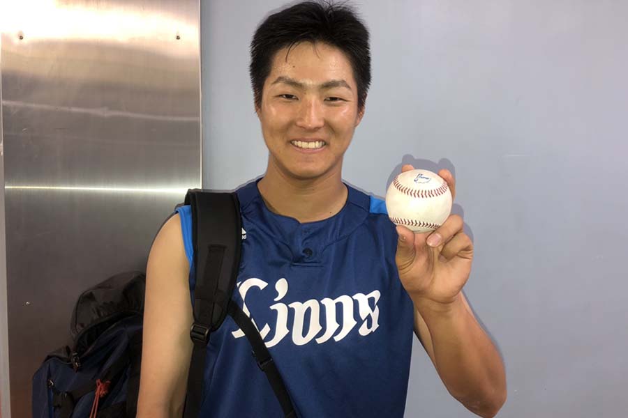 プロ初安打のボールを手に笑顔を見せる西武・鈴木将平【写真：安藤かなみ】