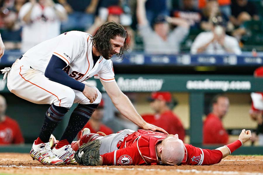 アストロズのジェイク・マリスニック（左）とエンゼルスのジョナサン・ルクロイが本塁上で衝突【写真：Getty Images】