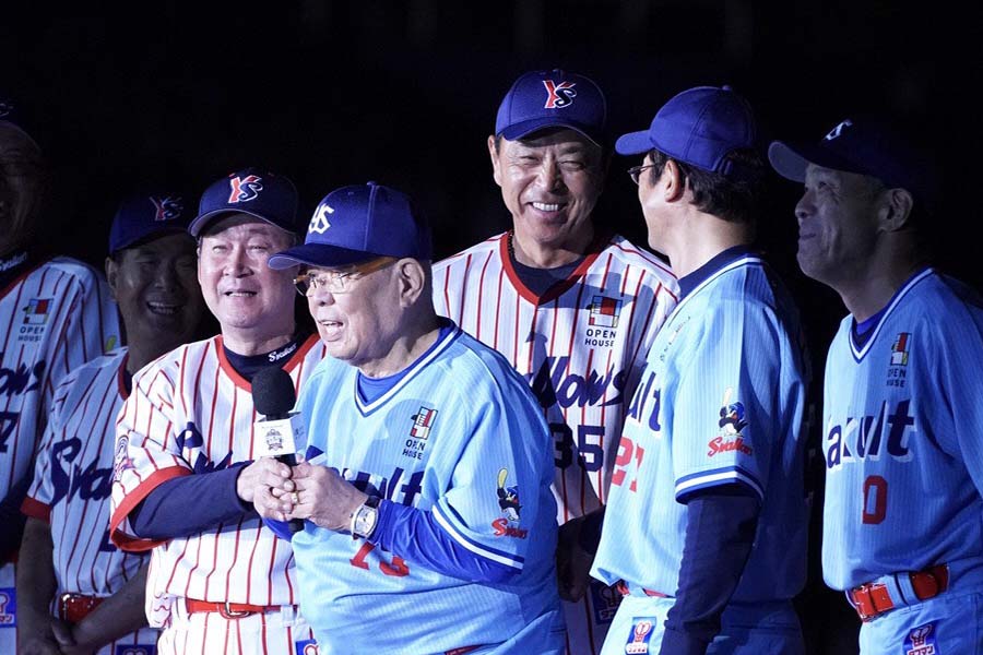 2019年のヤクルトOB戦に出場した野村克也さん（左から2人目）【写真：荒川祐史】