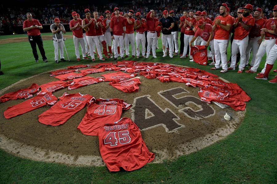 試合後には全選手がスカッグスの背番号「45」のユニホームをマウンドに並べた【写真：Getty Images】