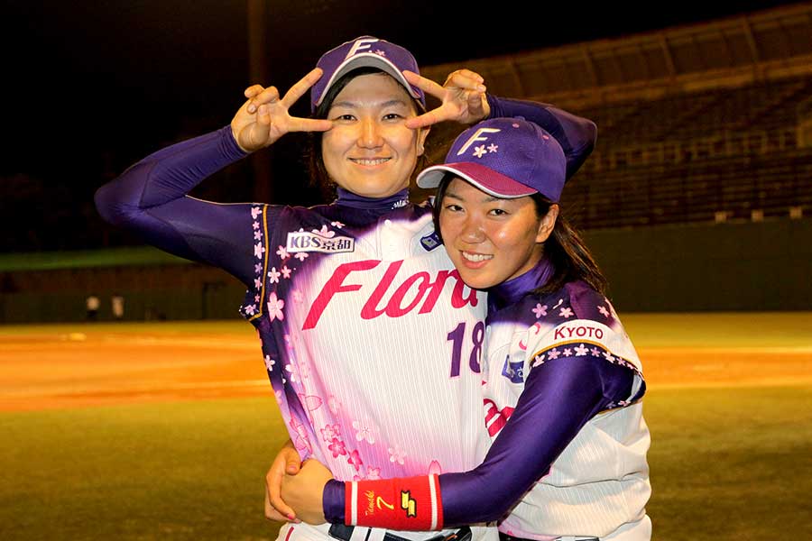 京都フローラ・小西美加（左）と村松珠希【写真提供：日本女子プロ野球リーグ】