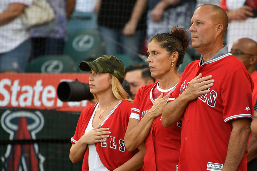 試合前に登場したスカッグスの妻カーリさん、母デビーさん、父ダニーさん（左から）【写真：Getty Images】