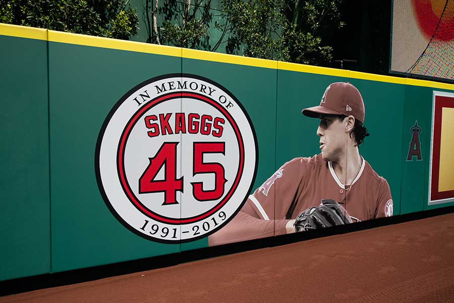 エンゼルスタジアムの外野フェンスに描かれたタイラー・スカッグス投手【写真提供：Angels Baseball】