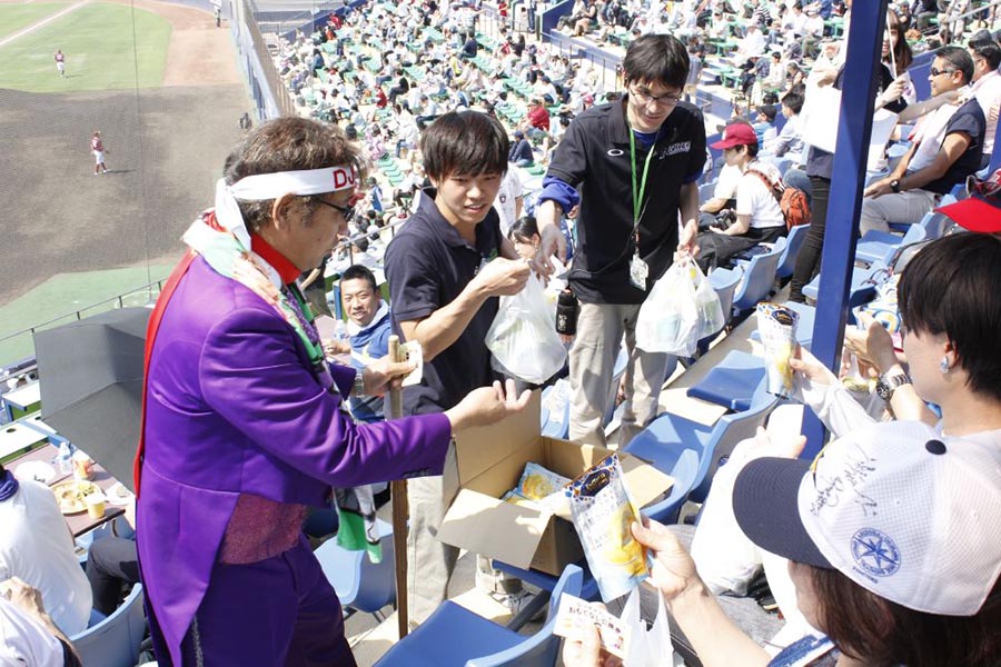 5月のイベントでファンにおもてなしをする「DJチャス。」【写真提供：北海道日本ハムファイターズ】