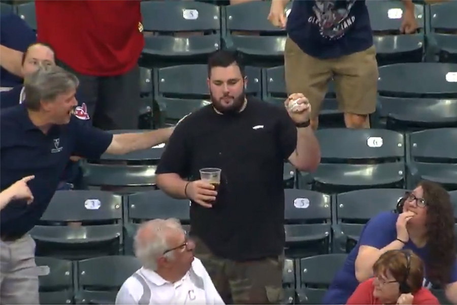 ビール片手に観戦していた男性がファウルボールをキャッチ（画像はスクリーンショットです）