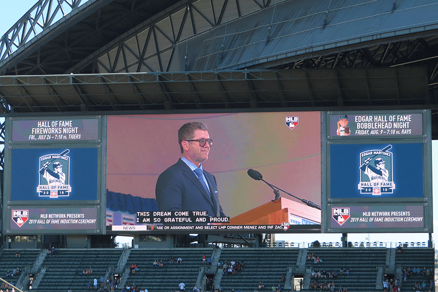 米野球殿堂入り式典に臨んだマルティネス氏の映像がT-モバイル・パークの大スクリーンに登場した【写真：木崎英夫】